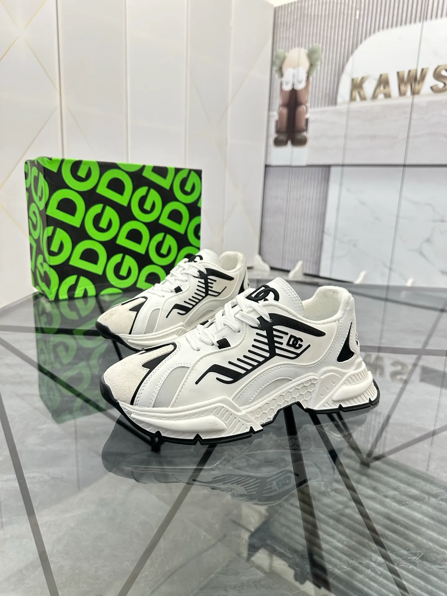Men's shoes: 💰P560¥ Product trademark: DG "Dolce & Gabbana" low-top casual shoes Regular size: 35-44 (can be customized to 45.46) Couple style Product materials: Upper imported cowhide stitching original material, breathable lining, original outsole. Number: 803